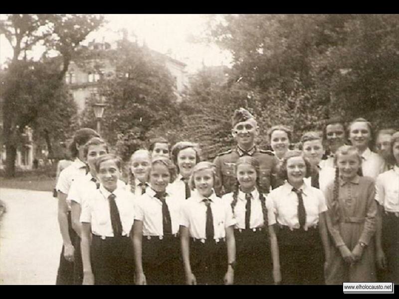 Una chicas se retratan junto a soldados de permiso (2)