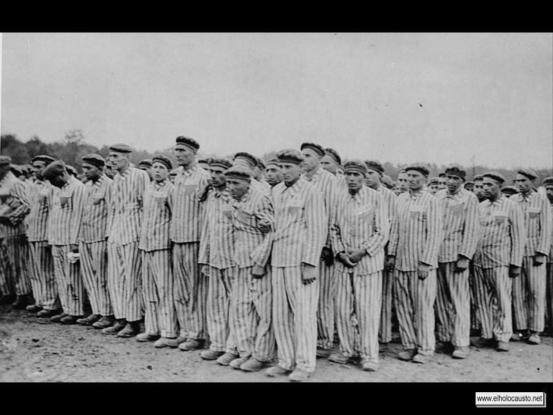 Prisioneros de Dachau durante una formación para pasar lista.