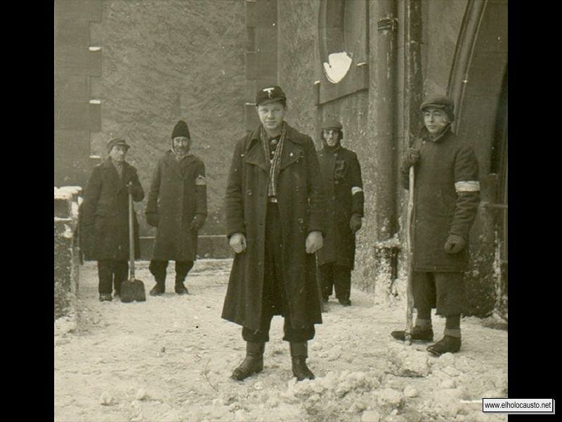 Jóvenes del ghetto obligados a quitar la nieve de las calles.