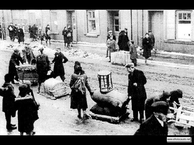 Los judíos del ghetto son arrastrados hacia los campos de exterminio (07)