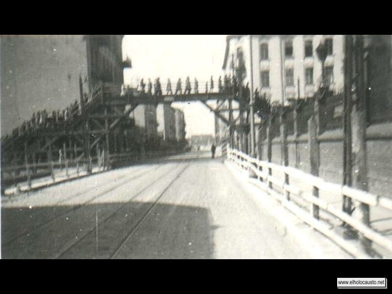 Puente peatonal sobre la calle Zgierska que unía las dos partes del ghetto. 1941 (1)
