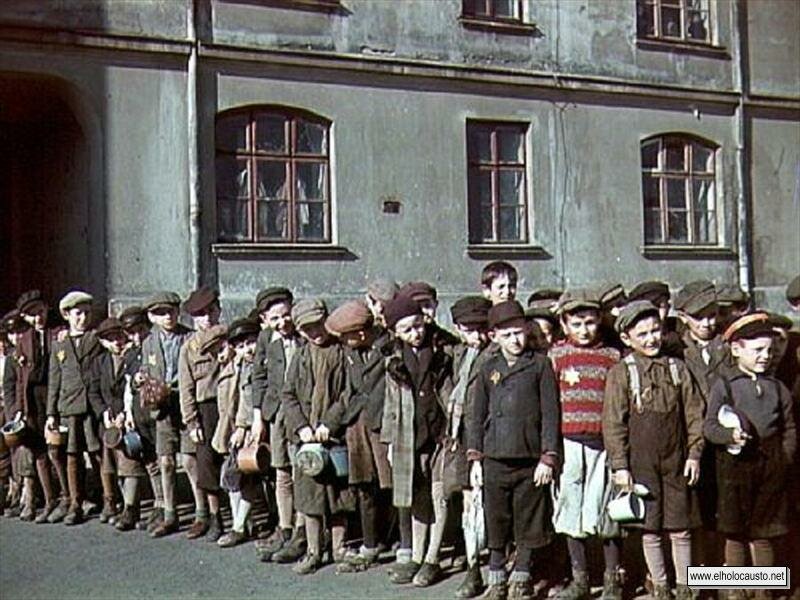 Una fila de niños a la entrada de una fábrica.