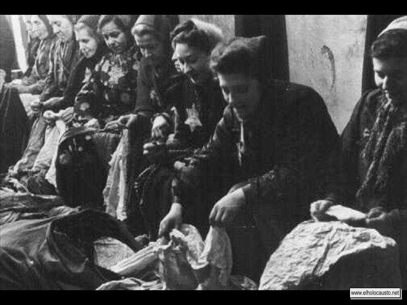 Mujeres judías capturadas para hacer trabajos forzados separan telas expropiadas.