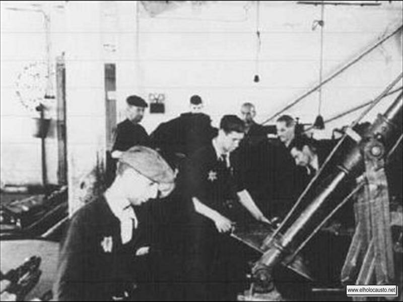Trabajadores judíos en un taller refinan piezas de cuero para confeccionar abrigos del ejército alemán. 1941 y 1944.