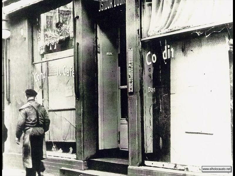 Escaparate hecho pedazos de una tienda judía destruida durante la Kristallnacht, 10 de Noviembre de 1938 (4)