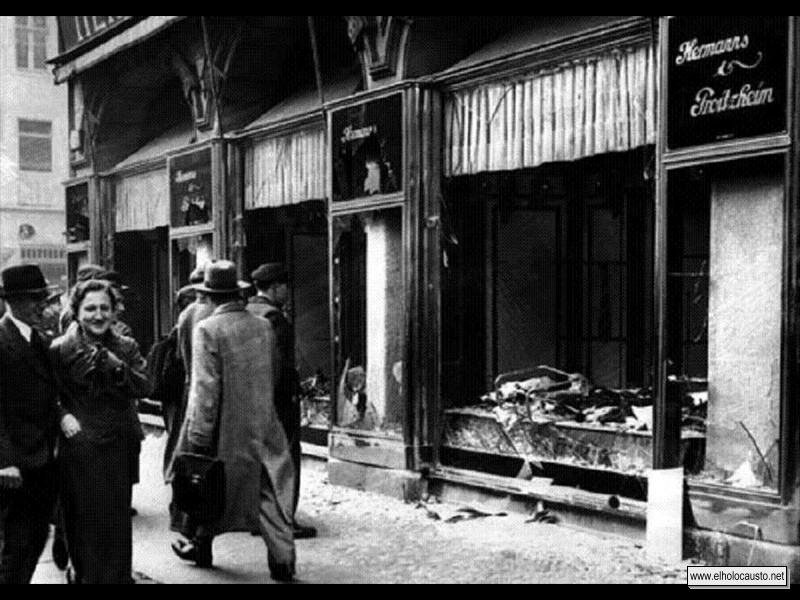 Escaparate hecho pedazos de una tienda judía destruida durante la Kristallnacht, 10 de Noviembre de 1938 (6)