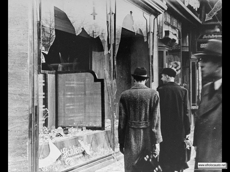 Escaparate hecho pedazos de una tienda judía destruida durante la Kristallnacht, 10 de Noviembre de 1938 (9)