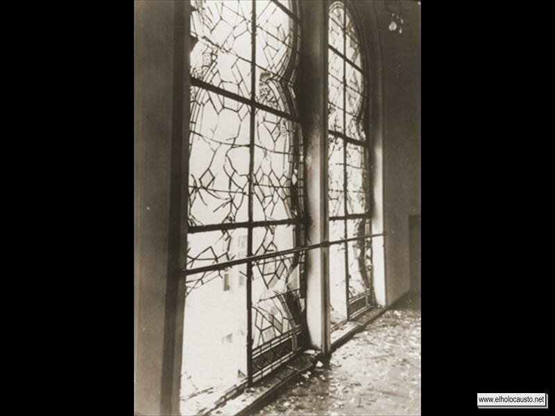 Vidriera destrozada de una Sinagoga durante la Kristallnacht.