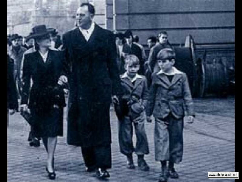 Hans Thomsen junto a su familia por las calles de Madrid.