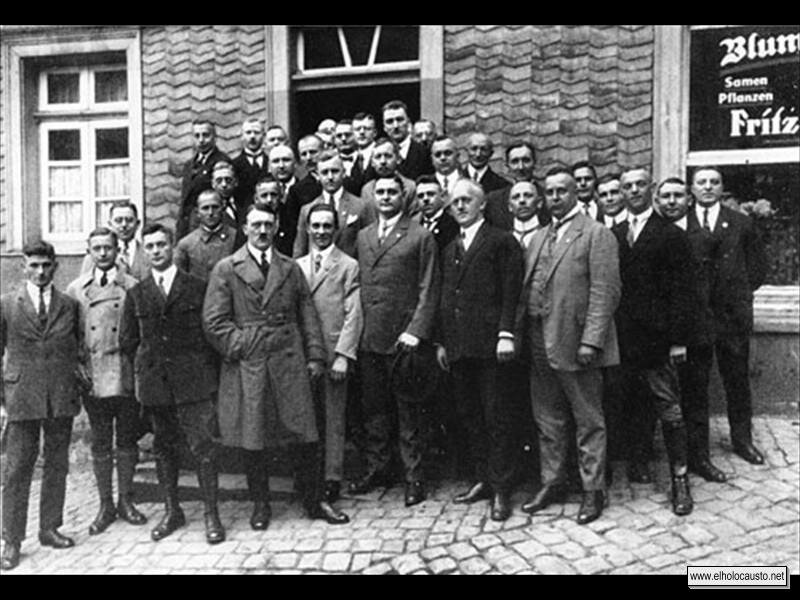 Adolf Hitler y Joseph Paul Goebbels con miembros del Partido Nazi en 1926.