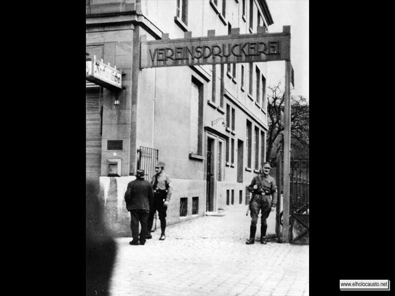 SS y SA controlan el acceso a las oficinas de un periódico socialdemócrata. 12 de Marzo de 1933.