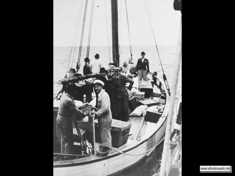 Pescadores daneses usaron este barco para llevar judíos clandestinamente a Suecia. Dinamarca, 1943 ó 1944 (1)